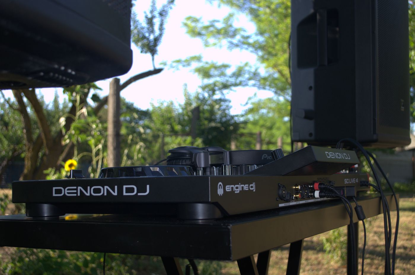 Denon DJ kontroller és hangfal