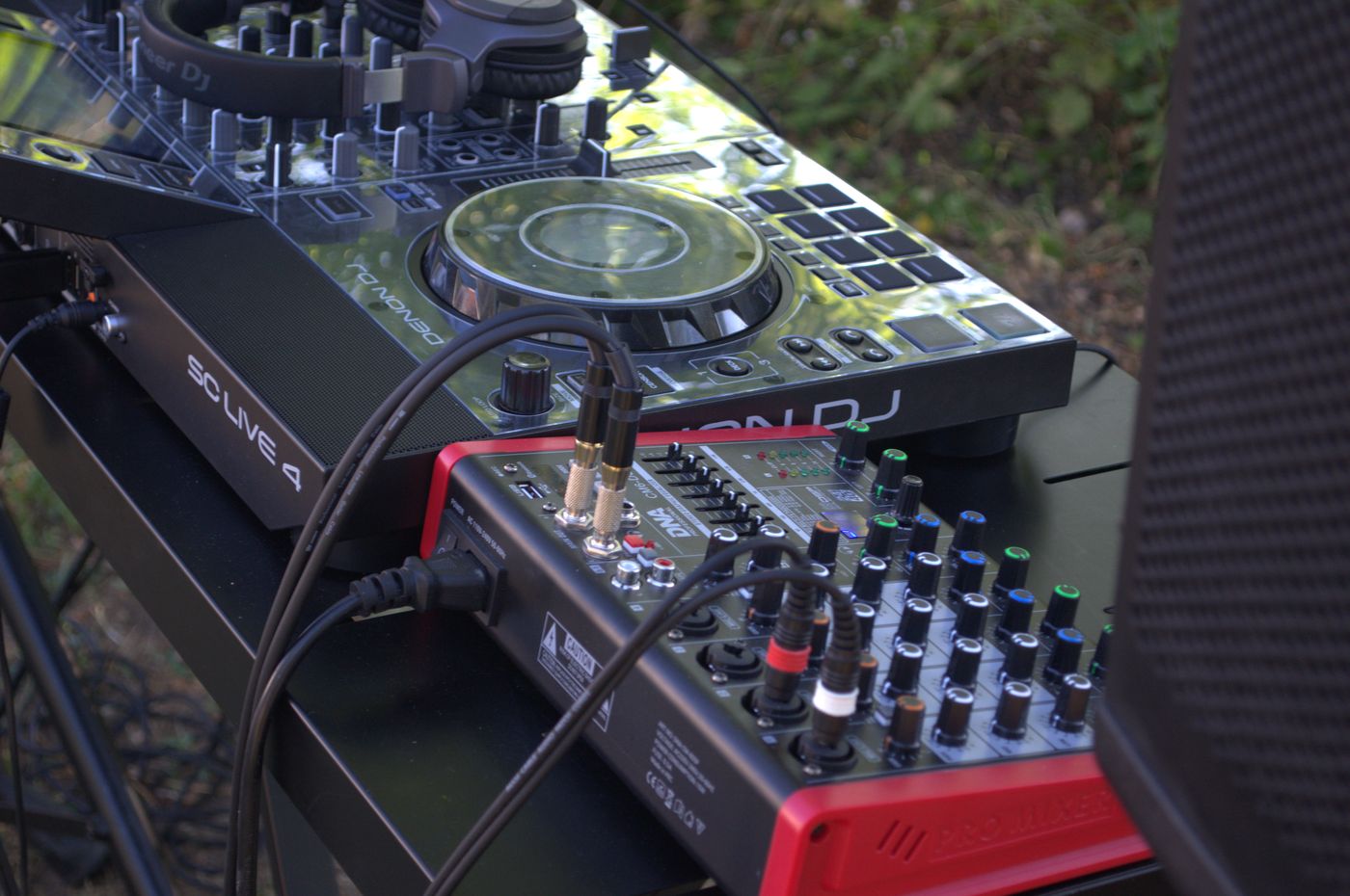 Bekötött DJ berendezés